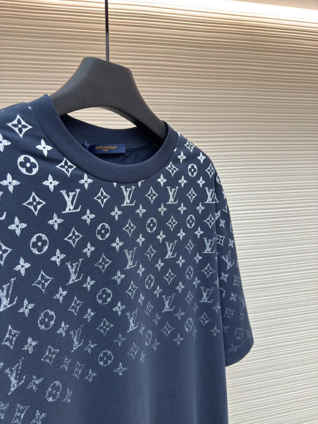 LOUIS VUITTON Gradient presbyopic T-shirt ●Authentic product: purchased and developed by 8450 ●Item number: 1680204-A10 ●Fabric: refined sulfur cotton fabric ●Technology: printing production ●Version: fitted version ●Weight: about 305 grams ●Size: XS-S-M-L ●Description: The fabric is made of 32s double-ply combed cotton compact siro-spun yarn, matched with 1*1 flat knitted cotton thread. The entire garment's front and rear panels, left and right sleeves, are printed with Kornit white ink digital direct injection. The first draft is made based on the Y-plate scanned pattern, and the clarity of the first draft is corrected by hand to ensure that the printed flower pieces have a gradient and orderly visual effect. The overall wiring is straight and delicate, the fabric is comfortable and soft, and the color is consistent without color difference. It can be matched with the same style to create a fashionable look and control various occasions. Customized accessories, complete with three standards, same style for men and women!